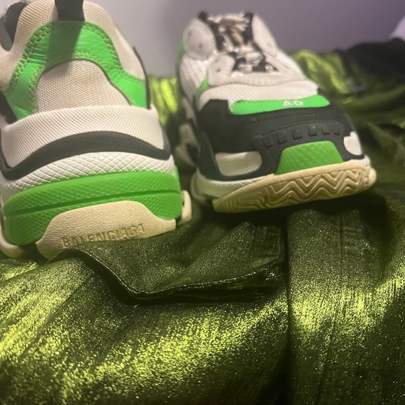 Balenciaga Low Top Chunky Sneakers
White
Colorblock Pattern - Picture 3 of 5